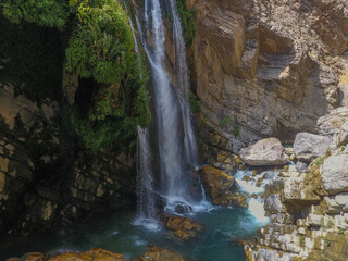 Naklejka premium waterfall flowing in nature, cascade, cascade between rocks. Hakkari in Turkey 