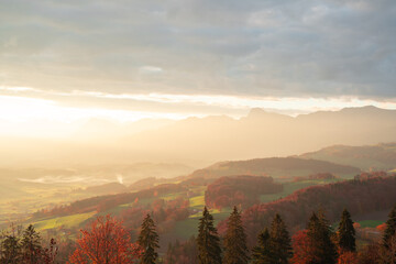 Landschaft im Herbst bi Sonnenaufgang