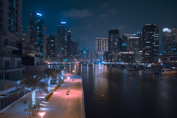Hafen in Dubai mit Lichtern bei Nacht