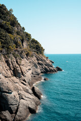 Felsküste mit blauem Himmel und türkis farbigem Wasser