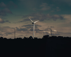 Episches Windrad mit Wolken am Himmel © Dominique