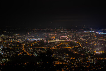 Bern von oben bei Nacht