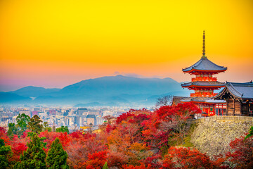Fototapeta premium Kyoto at sunrise seen from Kiyommizu dera, Japan