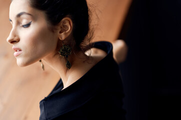 Naklejka premium sexy woman in evening dress beautiful face earrings makeup model