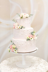 White wedding cake with pink flowers for wedding banquet