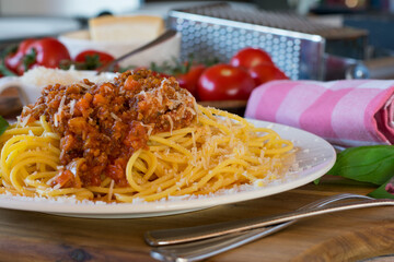 Spaghetti Bolognese mit Parmesan Käse auf einen Teller
Original italienisch