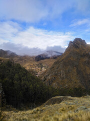 pequeño pueblo en medio de los cerros