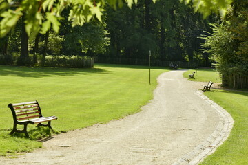 Allée en gravier traversant la pelouse du parc de Wolvendael à Anderlecht 