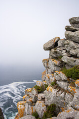 Acantilados en las Islas Cíes un día con niebla