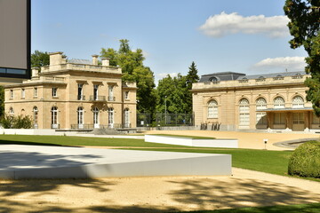 Fototapeta premium L'une des dépendances de l'imposant Musée National de l'Afrique Centrale au parc de Tervuren à l'est de Bruxelles