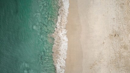 Vista aérea de playa con agua color turquesa