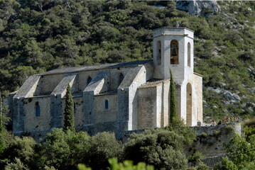 Fototapeta na wymiar Ville d'Oppède-le-vieux, collégiale Notre-Dame d'Alidon (XIIe siècle), département du Vaucluse, Luberon, France