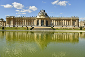 L'imposant Musée National de l'Afrique Centrale se reflétant dans l'immense pièce d'eau au parc de Tervuren à l'est de Bruxelles