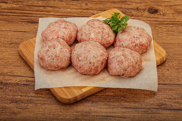 Raw turkey meatball for cooking