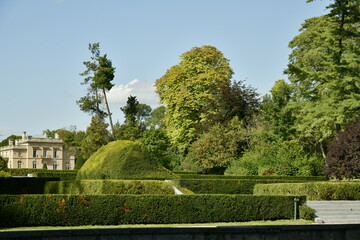 Fototapeta na wymiar La nature luxuriante le long du Jardin Français au parc de Tervuren à l'est de Bruxelles
