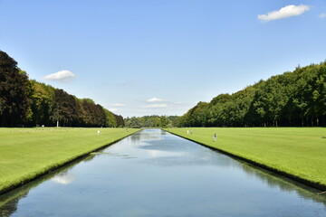 Le grand Etang Canal entre deux vastes pelouses au parc de Tervuren à l'est de Bruxelles