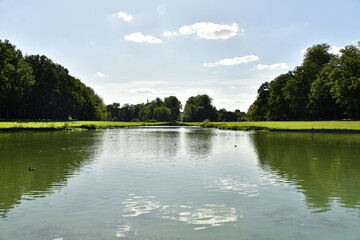 Obraz na płótnie Canvas Reflet du ciel et des nuages dans l'un des étangs du parc de Tervuren à l'est de Bruxelles