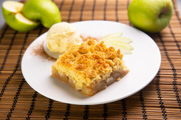 Apple crumble with vanille ice cream