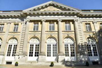 Fototapeta na wymiar Le Palais de Colonies avec son fronton et ses colonnes à l'entrée du parc de Tervuren à l'est de Bruxelles