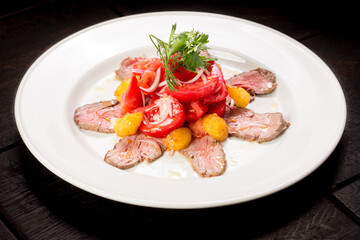 Roast beef salad with tomatoes and red onion