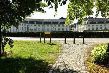 Obraz premium Chemin en pavés devant l'ancienne école militaire convertie en logement au parc de Tervuren à l'est de Bruxelles