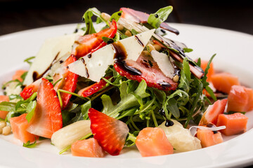Salad with strawberries, lightly salted salmon, pomelo, parmesan 