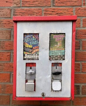 Kaugummiautomat an Hauswand aus rotem Backstein