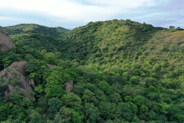 Obraz premium La Sierra Nevada de Santa Marta es un sistema montañoso litoral; ubicado al norte de Colombia que constituye por sí mismo un sistema aislado de Los Andes, sobre la costa Caribe de Colombia