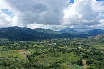 Obraz premium La Sierra Nevada de Santa Marta es un sistema montañoso litoral; ubicado al norte de Colombia que constituye por sí mismo un sistema aislado de Los Andes, sobre la costa Caribe de Colombia