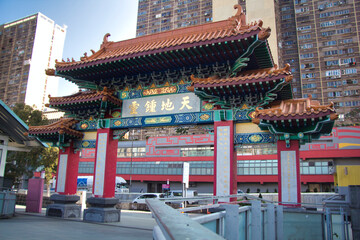 Fototapeta premium Kowloon, Hong Kong - 02.12.2020 : traditional Chinese architecture, Religion gate near Wong Tai Sin Temple, Buddhist and Taoist temple