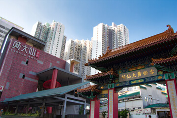 Fototapeta na wymiar Kowloon, Hong Kong - 02.12.2020 : traditional Chinese architecture, Religion gate near Wong Tai Sin Temple, Buddhist and Taoist temple