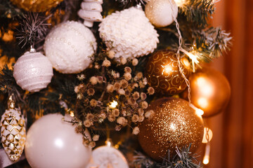 Fototapeta na wymiar Christmas decoration with white and gold balls