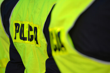Policjanci w odblaskowych kamizelkach.  © FotoDax