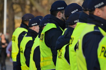 Policjanci w odblaskowych kamizelkach.  © FotoDax