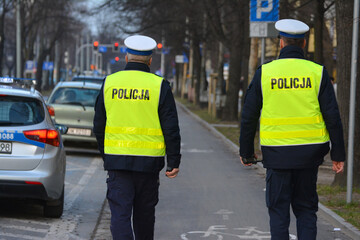 Policjant ruchu drogowego w mieście.  - obrazy, fototapety, plakaty