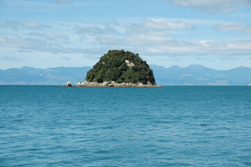 Naklejka premium Islands in the water at the Coast of Abel Tasman National Park New Zealand