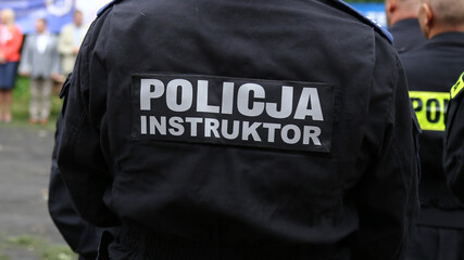 Policjant instruktor strzelania.  © FotoDax
