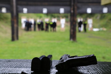 Strzelanie z broni palnej na strzelnicy.  © FotoDax