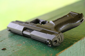 Strzelanie z broni palnej na strzelnicy.  © FotoDax