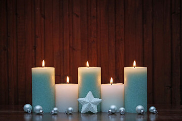 Weihnachtsdekoration vor einem Holzhintergrund