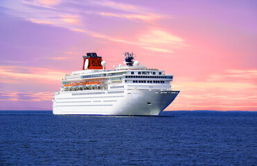 Fototapeta na wymiar Large cruise ship on the ocean