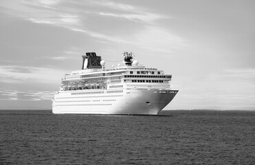 Fototapeta na wymiar Large cruise ship on the ocean