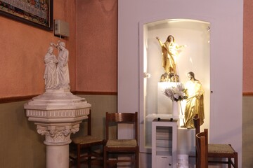 Fototapeta premium Intérieur de l'église catholique Saint Jacques, ville de Corbas, département du Rhône, France