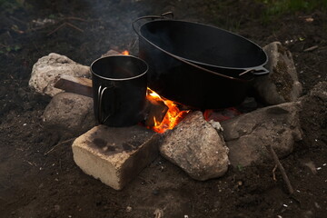 Draußen mit Feuer kochen