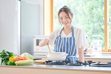 料理する女性