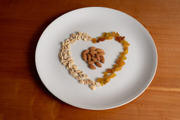 frutos secos sobre plato blanco