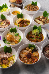 Various kinds of mixed noodles are placed on the table.