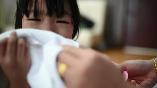 Nasal wash to expel mucus from the nose, when the child has a fever must rinse his nose.