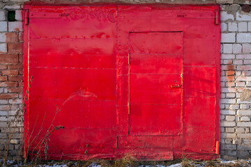 iron garage doors with peeling paint