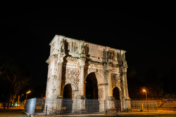Fototapeta na wymiar Constantine arch viewed at night in Rome, Italy